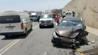  حادث سير بين سيارة ملاكي وميكروباص - أرشيفية