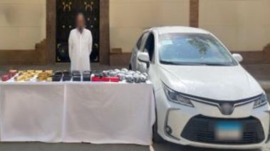 أحد المتهمين وجانب من المضبوطات