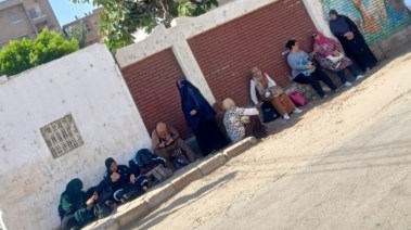 أولياء أمور أمام إحدى لجان امتحانات الثانوية العامة اليوم