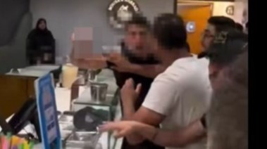 عامل بكافيه يهدد زوجين 