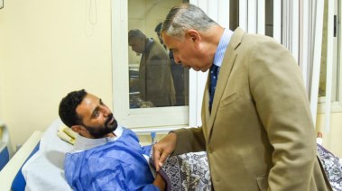 محافظ الإسكندرية يزور المواطن المصاب في المستشفى