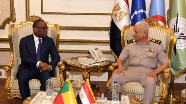 وزير الدفاع الفريق أول عبد المجيد صقر يلتقي وزير خارجية بنين