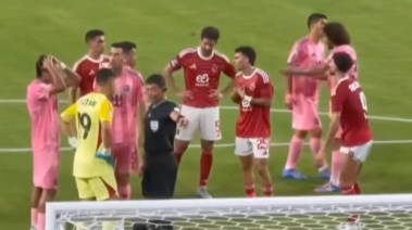 لحظة الجدال على تسديد ركلة الجزاء 
