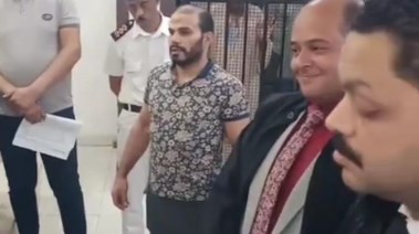 المتهم أثناء مثوله أمام هيئة المحكمة