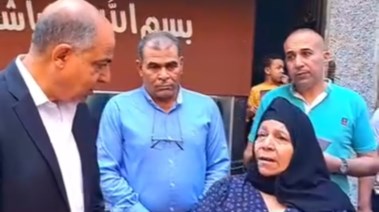 محافظ المنيا يستمع إلى شكوى سيدة مسنة