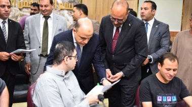 وزير العمل أثناء تسليم عقود عمل لذوي الهمم