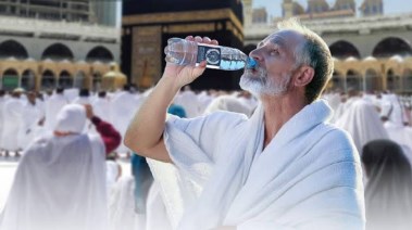 الحفاظ على زجاجة المياه باردة في الحج-تعبيرية