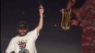 جايكوب بيرجر يحتفل بالقصف الإيراني لإسرائيل