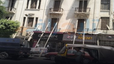 عقارات تتكئ على أعمدة خشبية بجانب عقار شبرا مصر المنهار