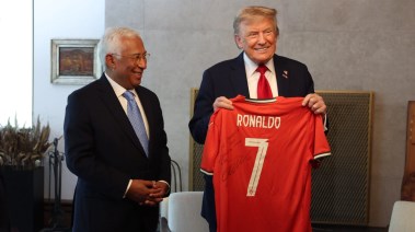 قميص رونالدو مع ترامب 