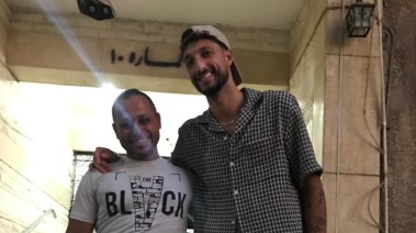 وسام أبو علي مع أحد المعجبين