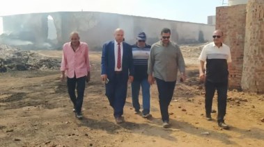 أثناء تفقد الموقع بعد السيطرة على الحريق