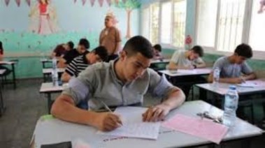 طلاب يؤدون امتحانات الثانوية العامة