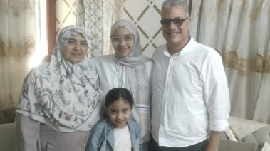 بوكيه ورد وشوكولاتة وفلوس.. أسرة الطالبة "آمنة" الأولى على الإعدادية الأزهرية ببورسعيد تحتفل بتفوقها: "نجحت بالصلاة والقرآن.. وحلمي الطب والإذاعة"
