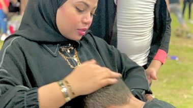 سلمى ضحيه الاهمال الطبي وهي تحتضن طفلها زين