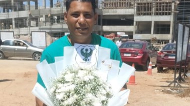 بوكيه ورد من مشجع بسيط يستقبل رئيس النادي المصري خلال زيارة لموقع الإنشاء الجديد