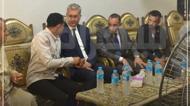 وزير البترول مع السائق البطل خالد محمد شوقي
