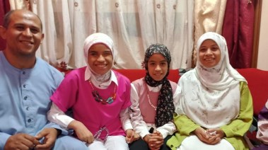 الطالبة رحمة رمضان السعيد وأسرتها 