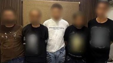 المتهمون بعد إلقاء القبض عليهم