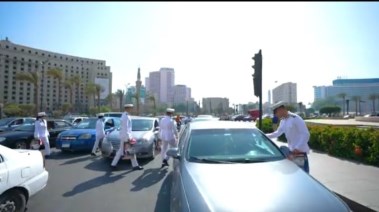 الضباط يوزعون الهدايا على المواطنين بمناسبة ذكرى ثورة 30 يونيو