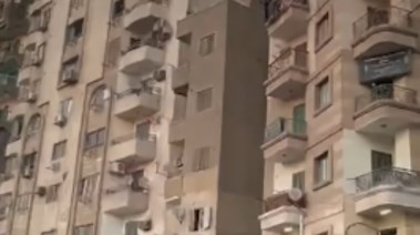 جانب من عقار السيدة زينب الآيل للسقوط  