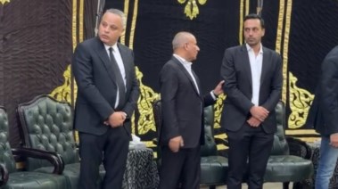 تامر عبد المنعم في عزاء والده
