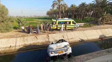 انقلاب ميكروباص في ترعة بالصف