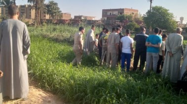 الأهالي يجتمعون للبحث عن الفتاة الغارقة في الترعة