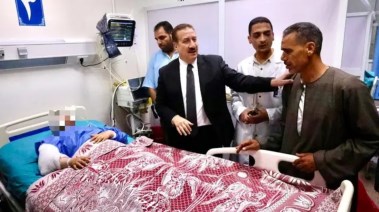 المحافظ أثناء زيارته للمصابين 