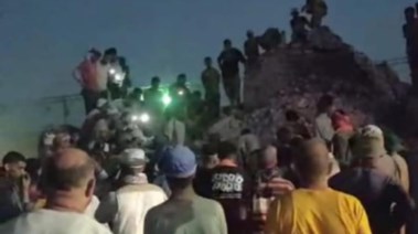 انهيار مدخنة على عمال بمصنع في الصف