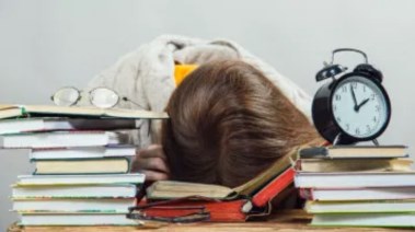 كيف تحافظ على نفسية ابنك خلال الأمتحانات
