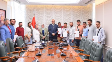 وزير العمل يسلم المصريين عقود العمل بالأردن
