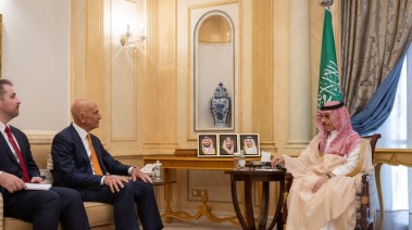 وزير الخارجية السعودي، الأمير فيصل بن فرحان، ومبعوث الولايات المتحدة الخاص إلى سوريا،  توم باراك 
