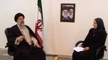 كاترين بيريز شاكدام أثناء مقابلة مع الرئيس الإيراني الراحل إبراهيم رئيسي 2017  