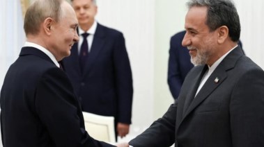  وزير الخارجية الإيراني عباس عراقجي يصافح الرئيس الروسي فلاديمير بوتين خلال اجتماع في موسكو