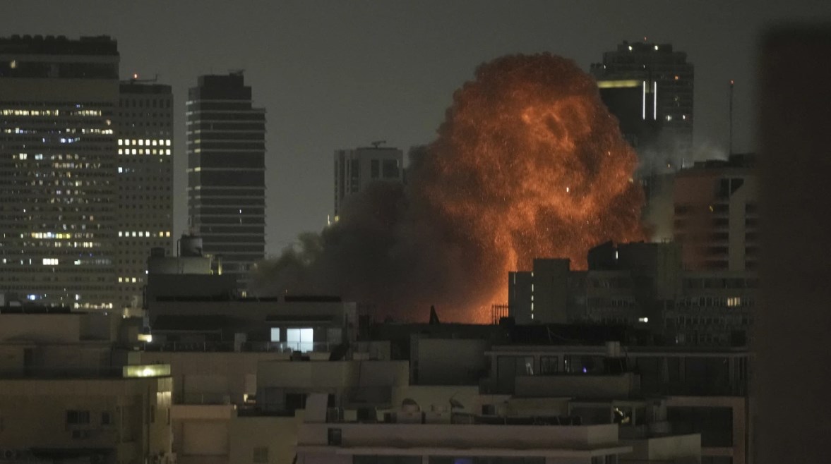 انفجار أثناء هجوم صاروخي في تل أبيب (المصدر: أ ب) انفجار أثناء هجوم صاروخي في تل أبيب (المصدر: أ ب)