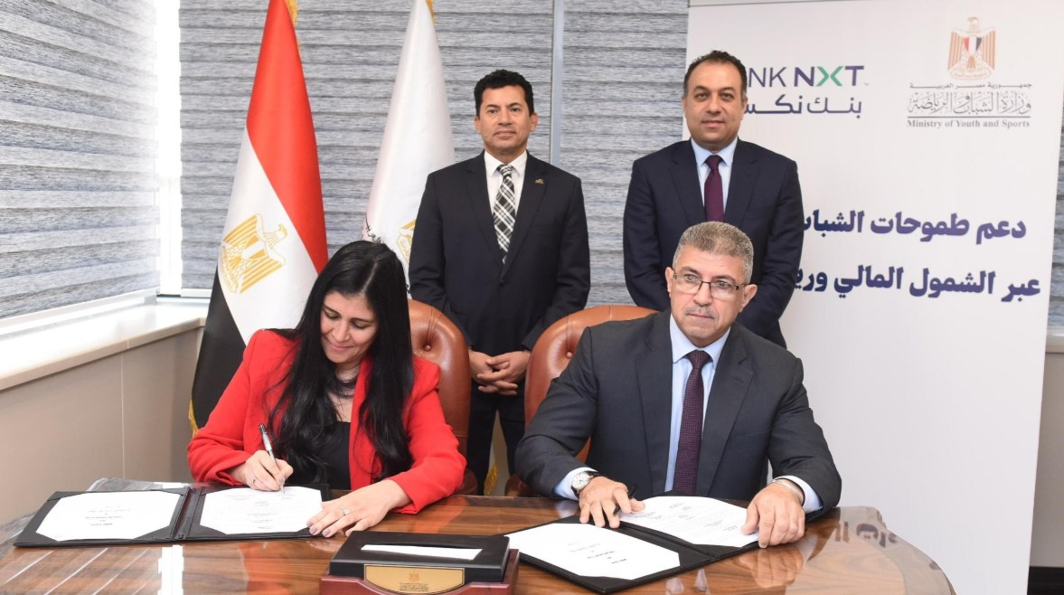 أثناء توقيع البروتوكول أثناء توقيع البروتوكول