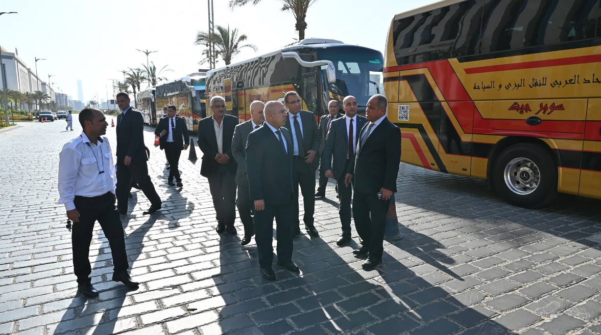 الوزير يتفقد 20 حافلة جديدة الوزير يتفقد 20 حافلة جديدة