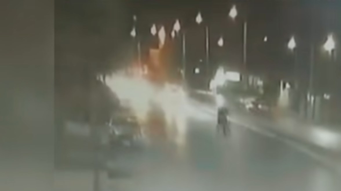 لحظة تسجيل الكاميرا لحادث صدم سيارة للفتيات بالأوتوستراد لحظة تسجيل الكاميرا لحادث صدم سيارة للفتيات بالأوتوستراد