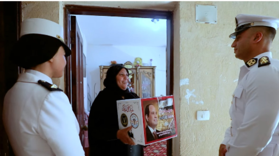 وزارة الداخلية توزع مساعدات على الأهالي وزارة الداخلية توزع مساعدات على الأهالي