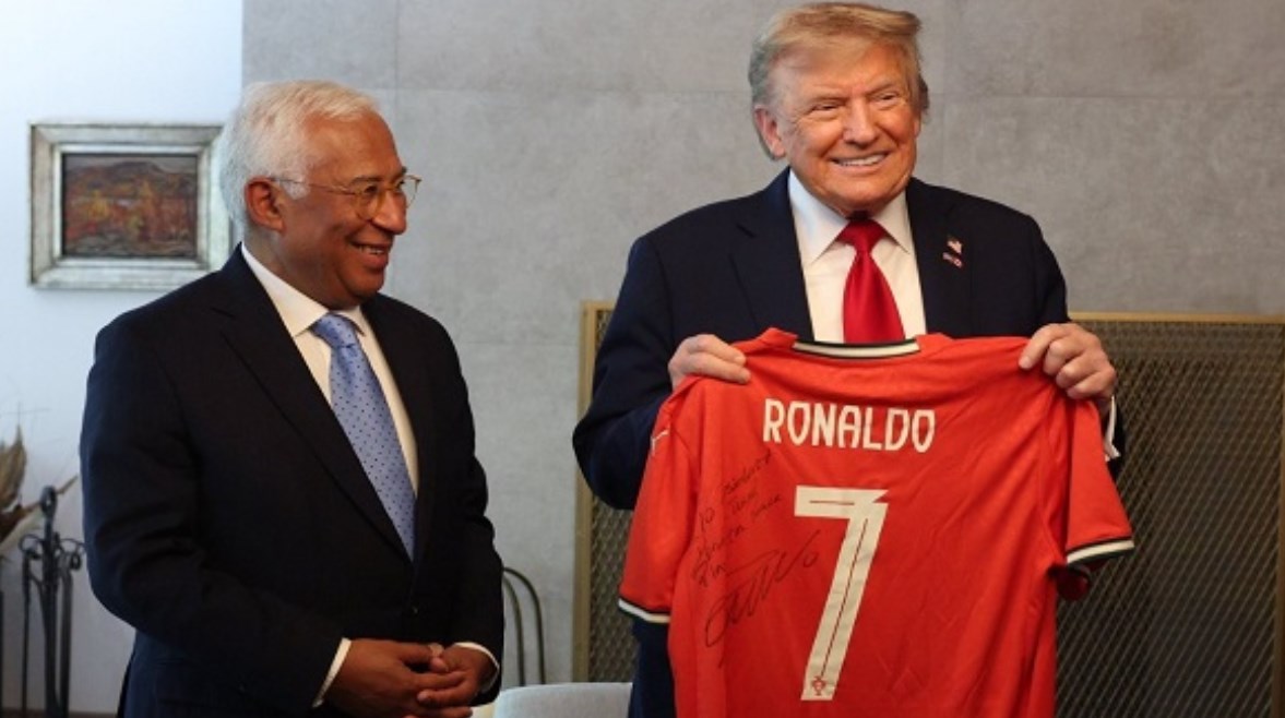 ترامب يحمل قميص رونالدو ترامب يحمل قميص رونالدو