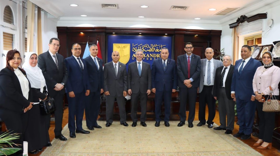 جانب من توقيع البروتوكول بين جامعة الإسكندرية ومصلحة الجمارك جانب من توقيع البروتوكول بين جامعة الإسكندرية ومصلحة الجمارك