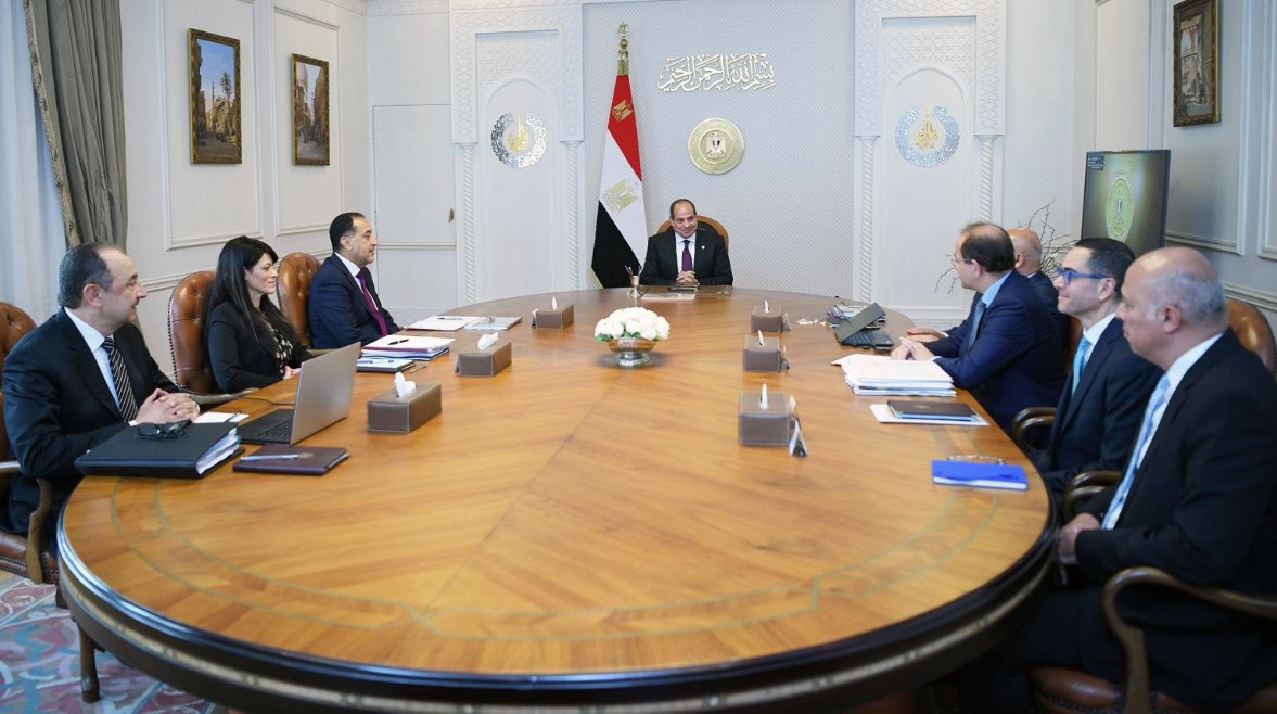 الرئيس عبد الفتاح السيسي خلال اجتماعه اليوم الاثنين مع رئيس الوزراء مصطفى مدبولي وعدد من الوزراء الرئيس عبد الفتاح السيسي خلال اجتماعه اليوم الاثنين مع رئيس الوزراء مصطفى مدبولي وعدد من الوزراء