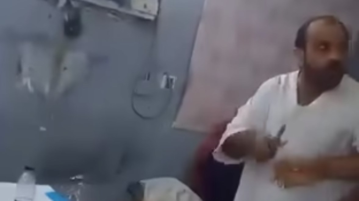 كفيل سعودي يعتدي على مصري كفيل سعودي يعتدي على مصري