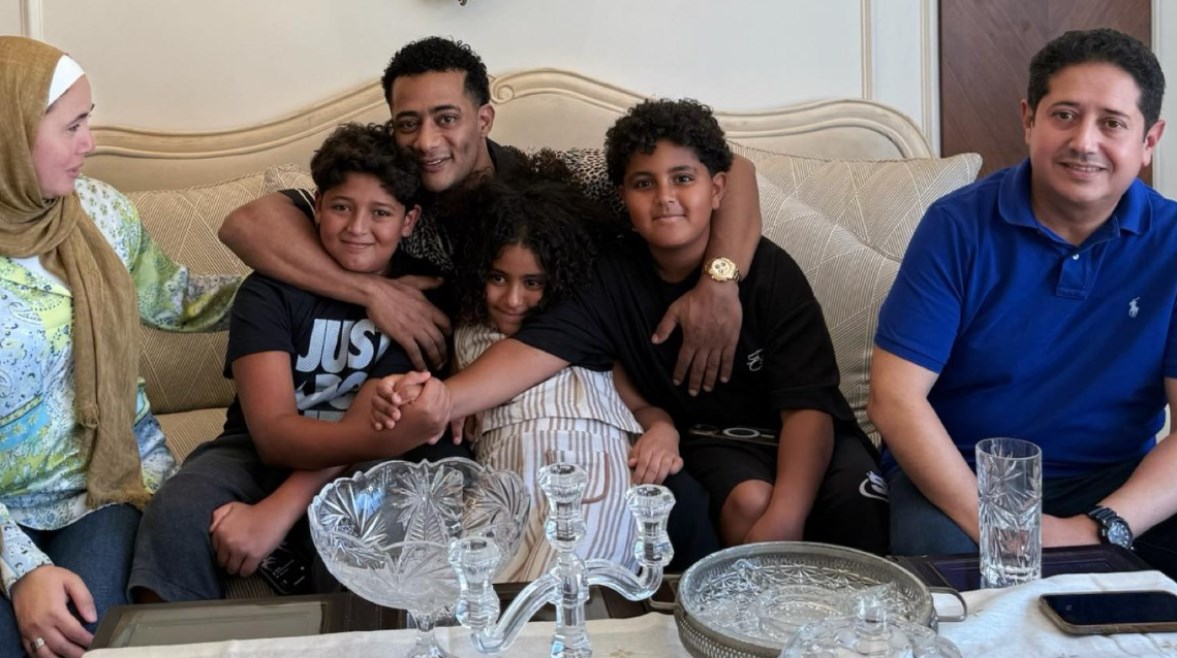 جانب من تصالح نجل محمد رمضان وضحيته جانب من تصالح نجل محمد رمضان وضحيته