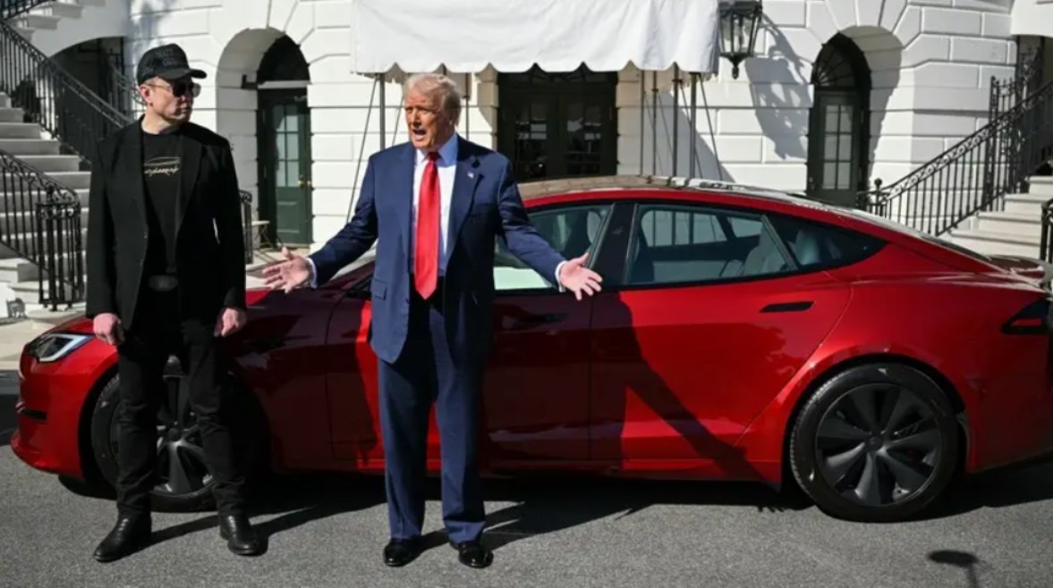 دونالد ترامب وإيلون ماسك بجانب تسلا Model S دونالد ترامب وإيلون ماسك بجانب تسلا Model S