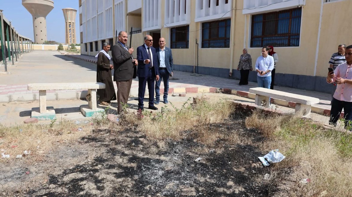 محافظ المنيا لاحظ وجود آثار حريق في فناء مدرسة محافظ المنيا لاحظ وجود آثار حريق في فناء مدرسة