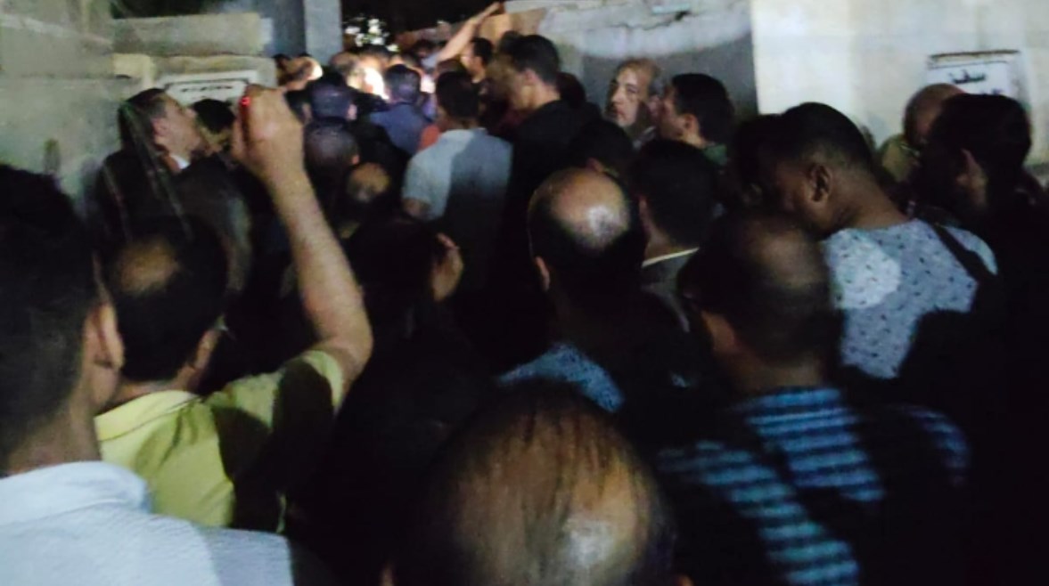أثناء تشييع الجثمان أثناء تشييع الجثمان