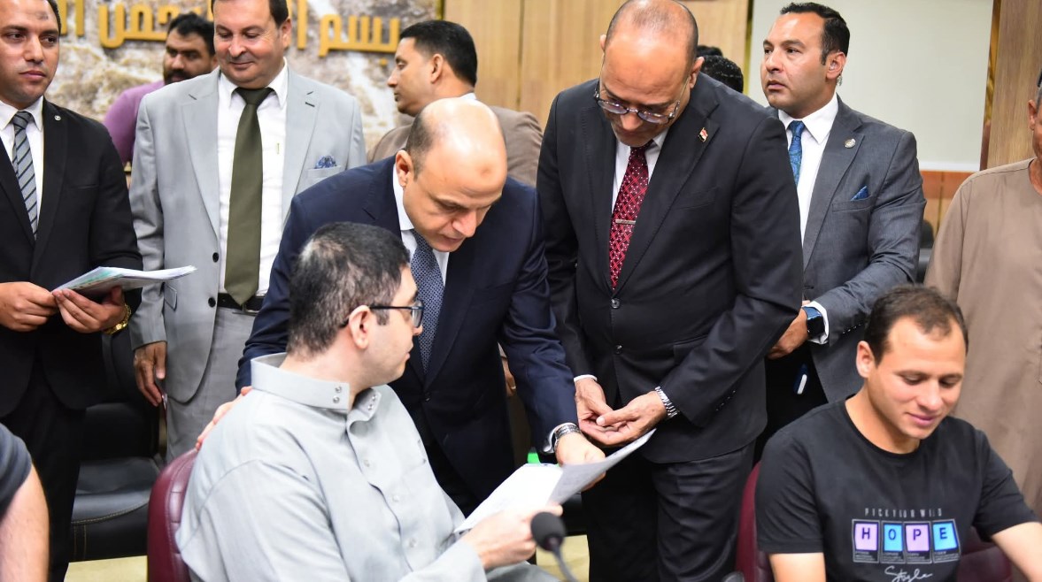 وزير العمل أثناء تسليم عقود عمل لذوي الهمم وزير العمل أثناء تسليم عقود عمل لذوي الهمم