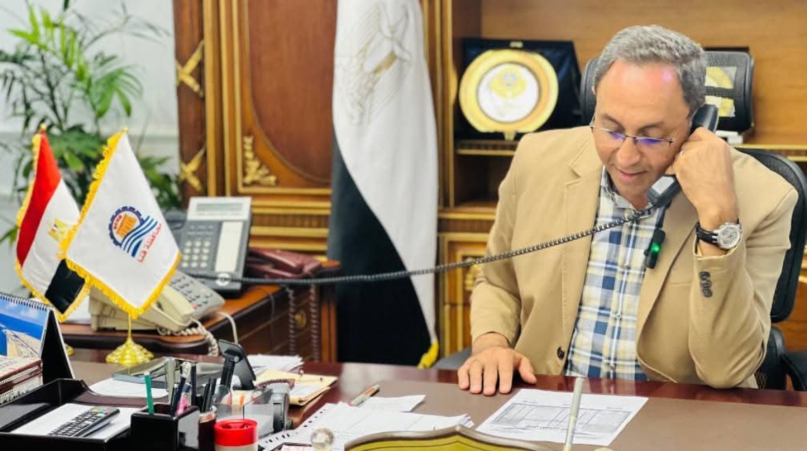 محافظ قنا أثناء تهنئة الاوائل